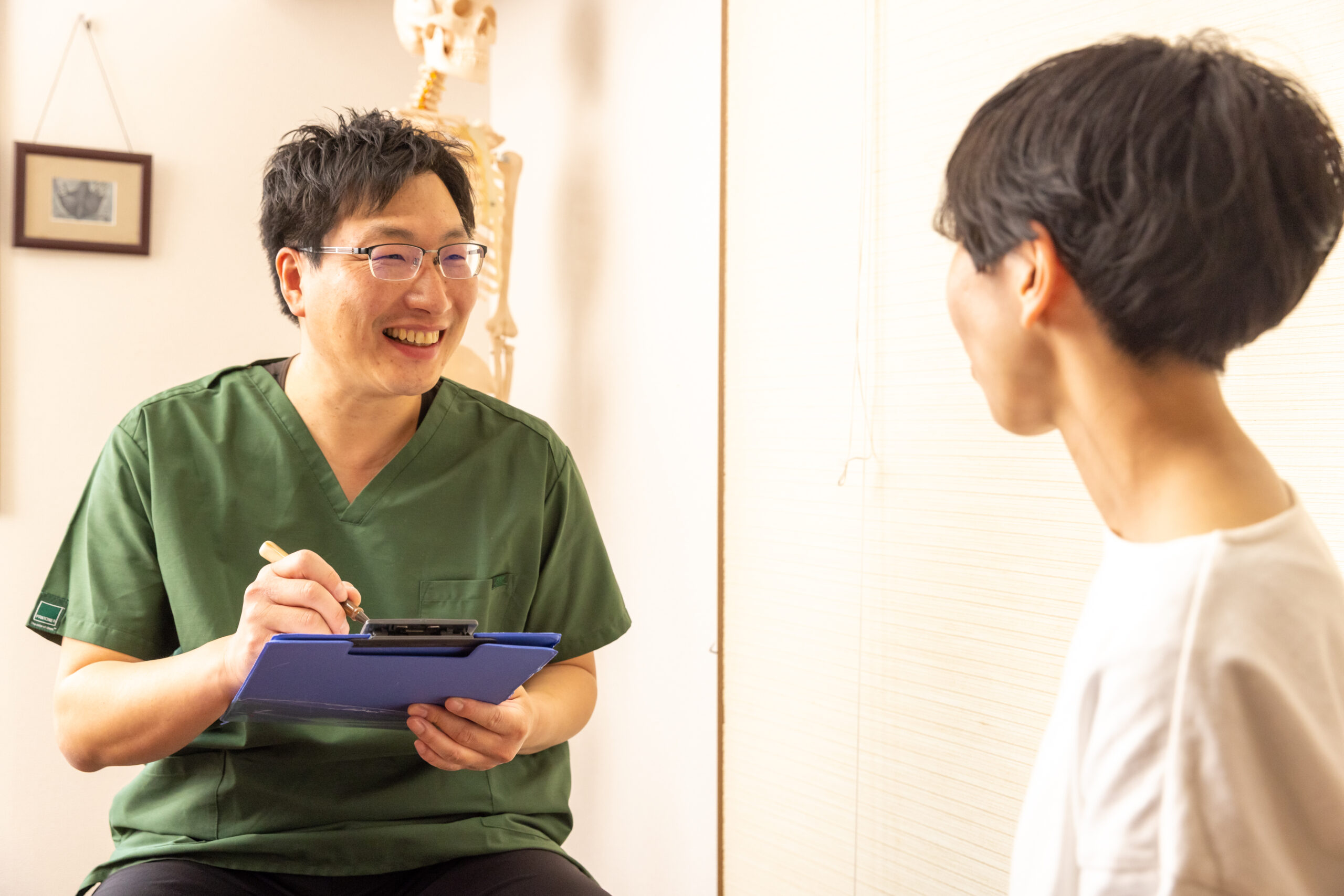 心理学の専門知識を活かし、患者様の不調の背景にある心理的なストレスを丁寧に聞き取るカウンセリングの様子
